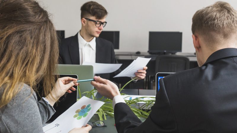 Iniziare un discorso: 5 strategie efficaci per catturare l’attenzione del pubblico